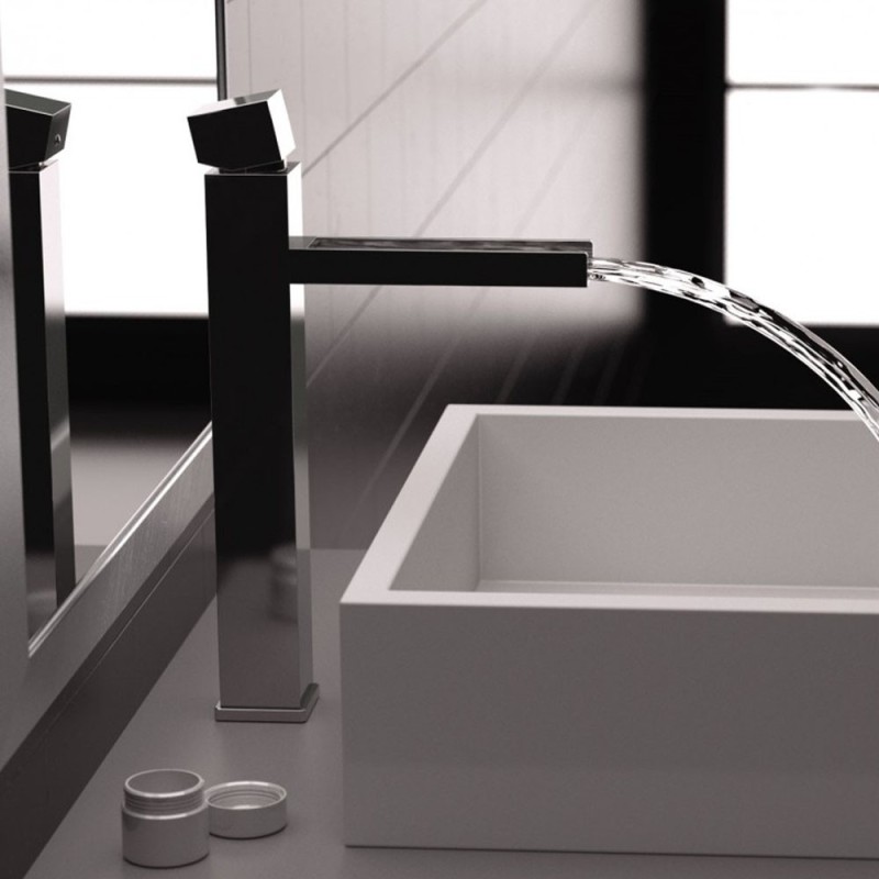 Miscelatore lavabo alto ideale per lavabo a bacinella da appoggio, dotato di bocca a cascata serie cube waterfall Daniel Rubi...