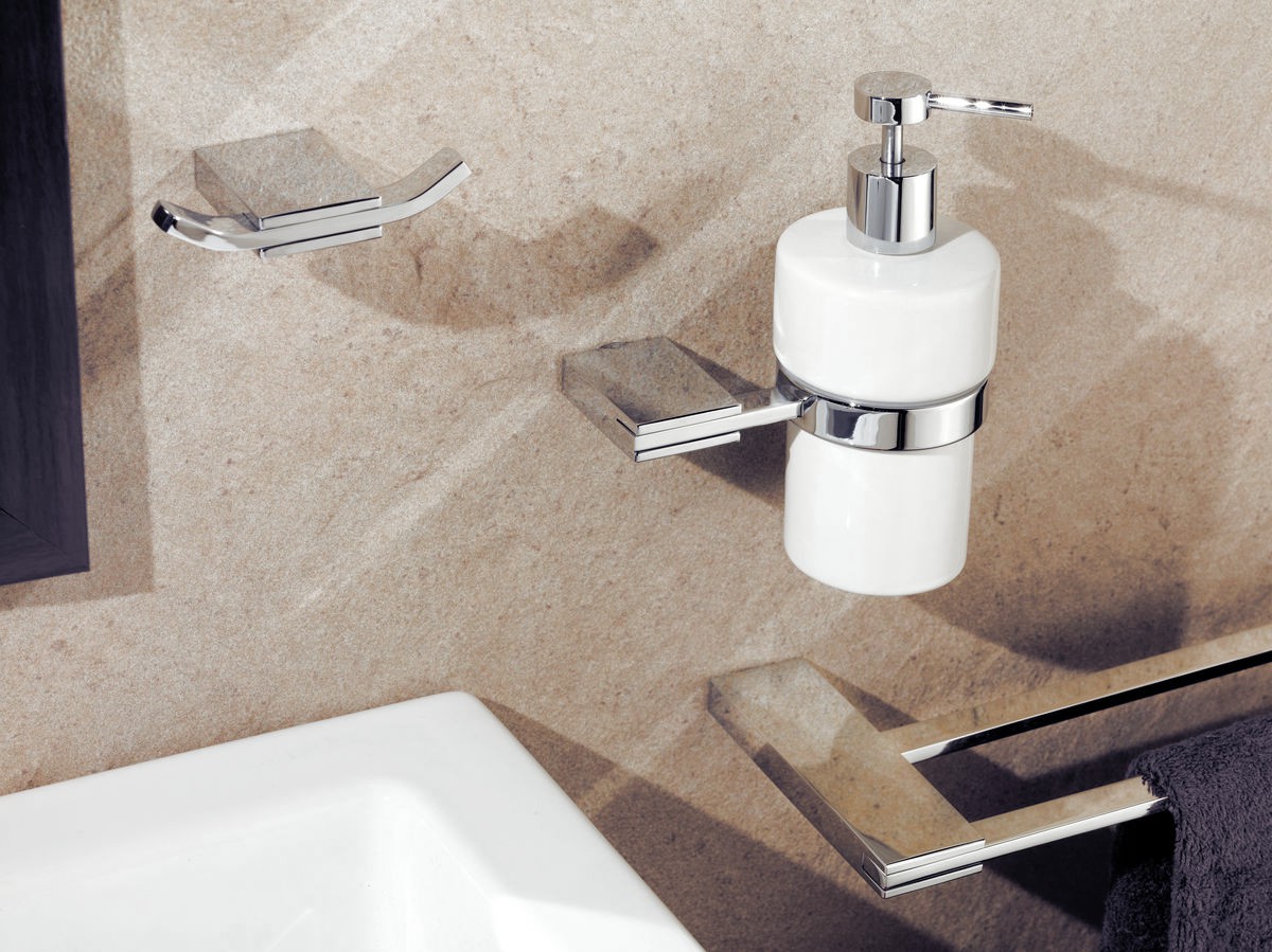 Doccia del bagno fissato al muro del porta-sapone del piatto di sapone di 